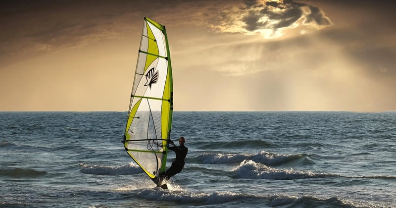 Assurance professionnelle pour moniteurs de surf : protégez votre activité